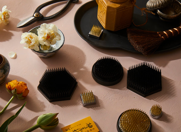 Hanahana Kenzan Floral Frog, Black Hexagon