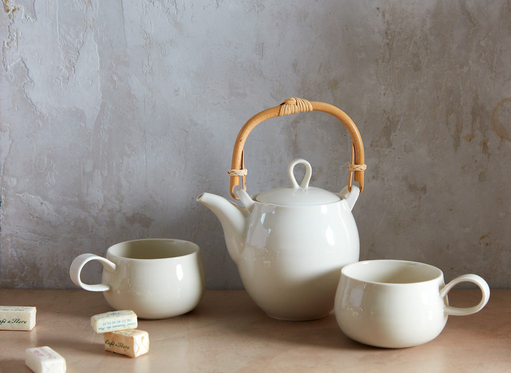 Figura Teapot with Rattan Handle