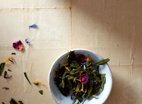 No. 52, Etoile de l'Inde is an intoxicating tropical Chinese green tea blend with delicate Jasmine tea enveloped within a voluptuous haze of ripe passionfruit, lush rose and marigold. 