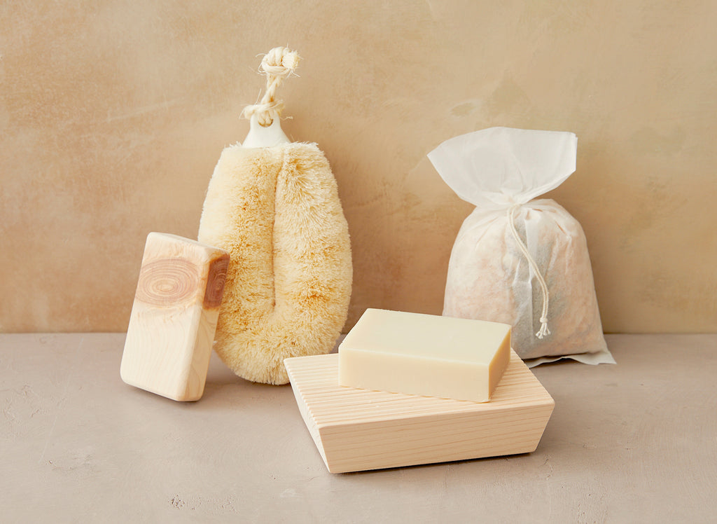 Perfume your bath with fragrant hinoki wood, similar to a hinoki bath nugget. Turn your bath into an onsen. Discover a world of luxury tea at BELLOCQ.