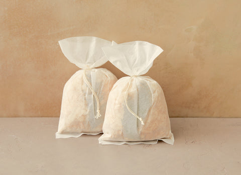 Perfume your bath with fragrant hinoki wood, similar to a hinoki bath nugget. Turn your bath into an onsen. Discover a world of luxury tea at BELLOCQ.