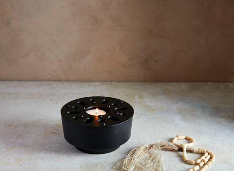 A simple tea light fits easily within our Hobnail cast iron tea warmer, allowing your teapot to remain perfectly toasty as you enjoy cup after cup throughout the day. 