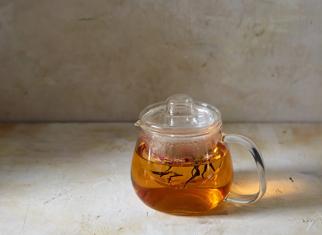 This heat resistant glass teapot includes an infuser and integrates harmoniously into any scene. 