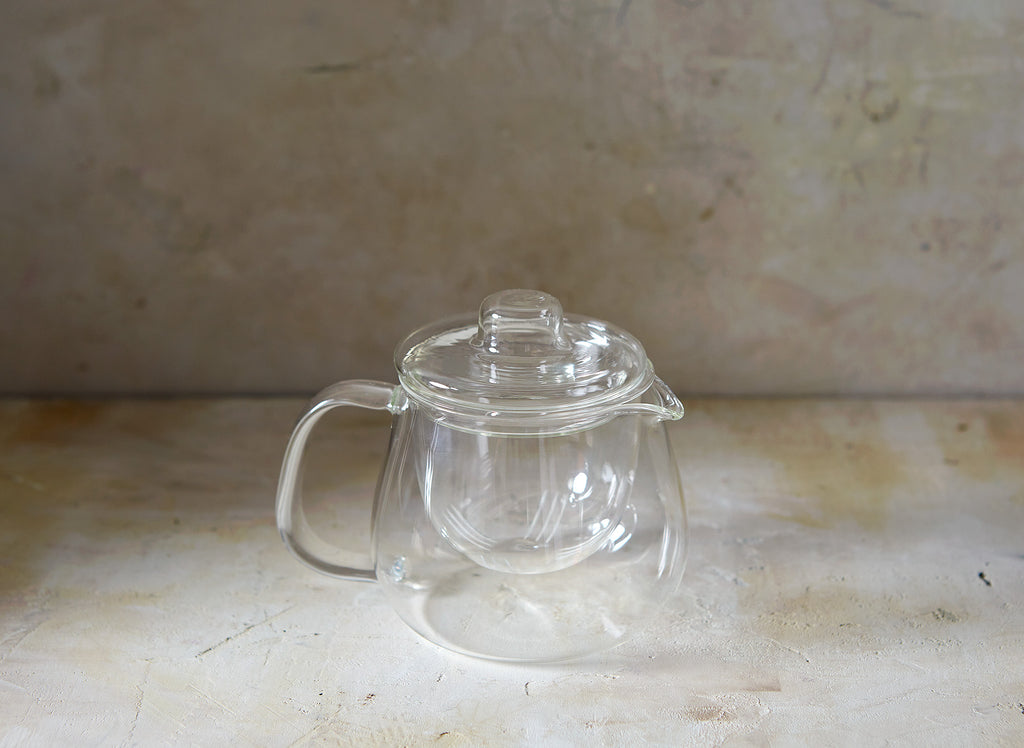 This heat resistant glass teapot includes an infuser and integrates harmoniously into any scene. 