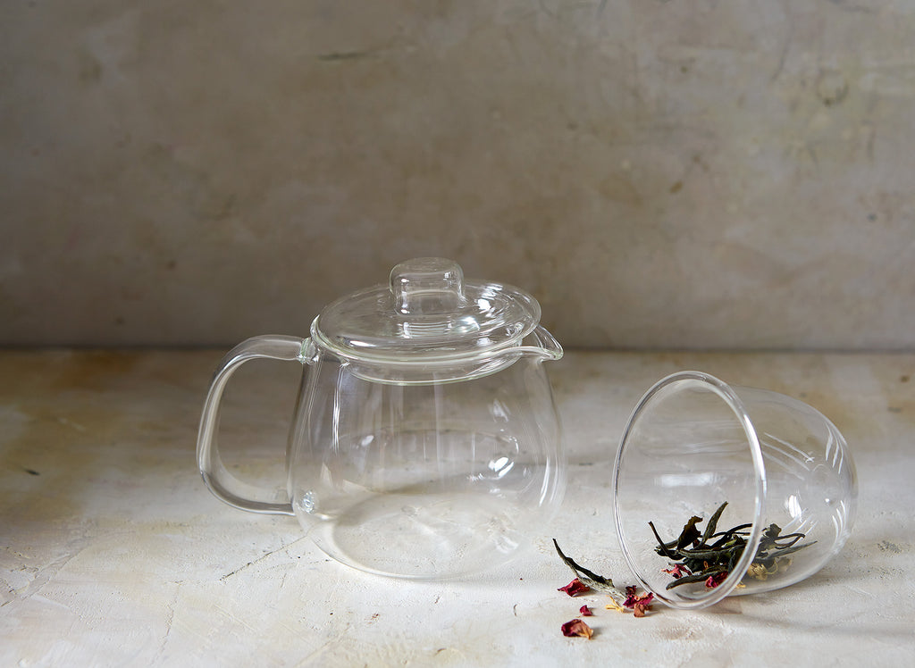 This heat resistant glass teapot includes an infuser and integrates harmoniously into any scene. 