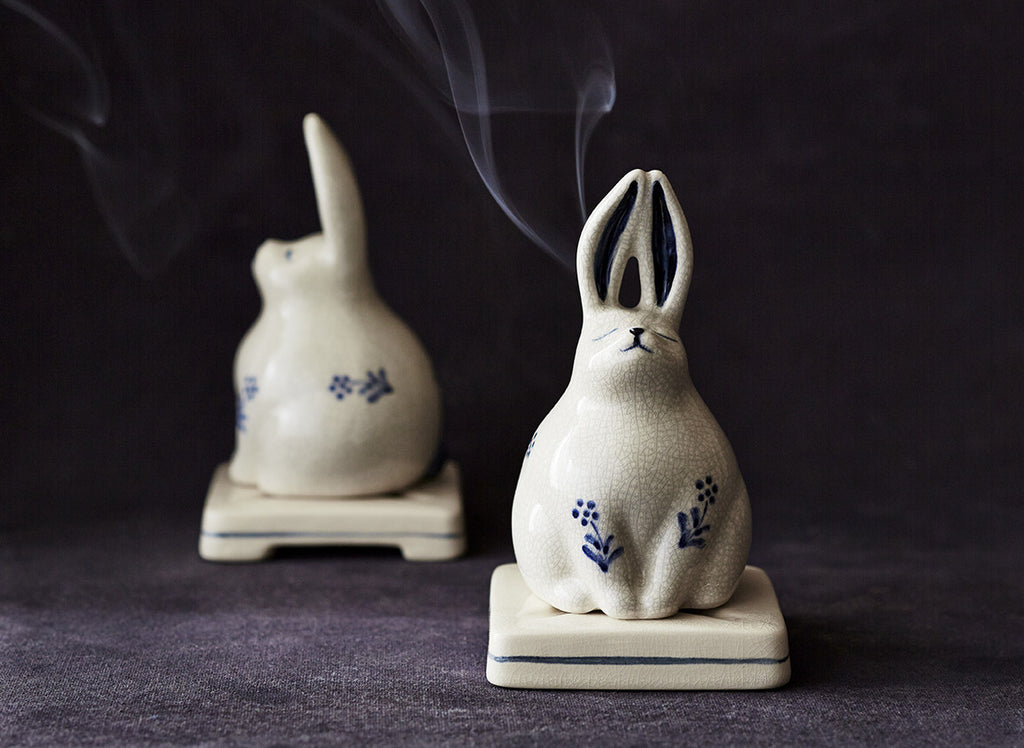 Shop our incredibly charming rabbit incense holder at BELLOCQ. Made of white porcelain with a light crackle glaze and blue details. 